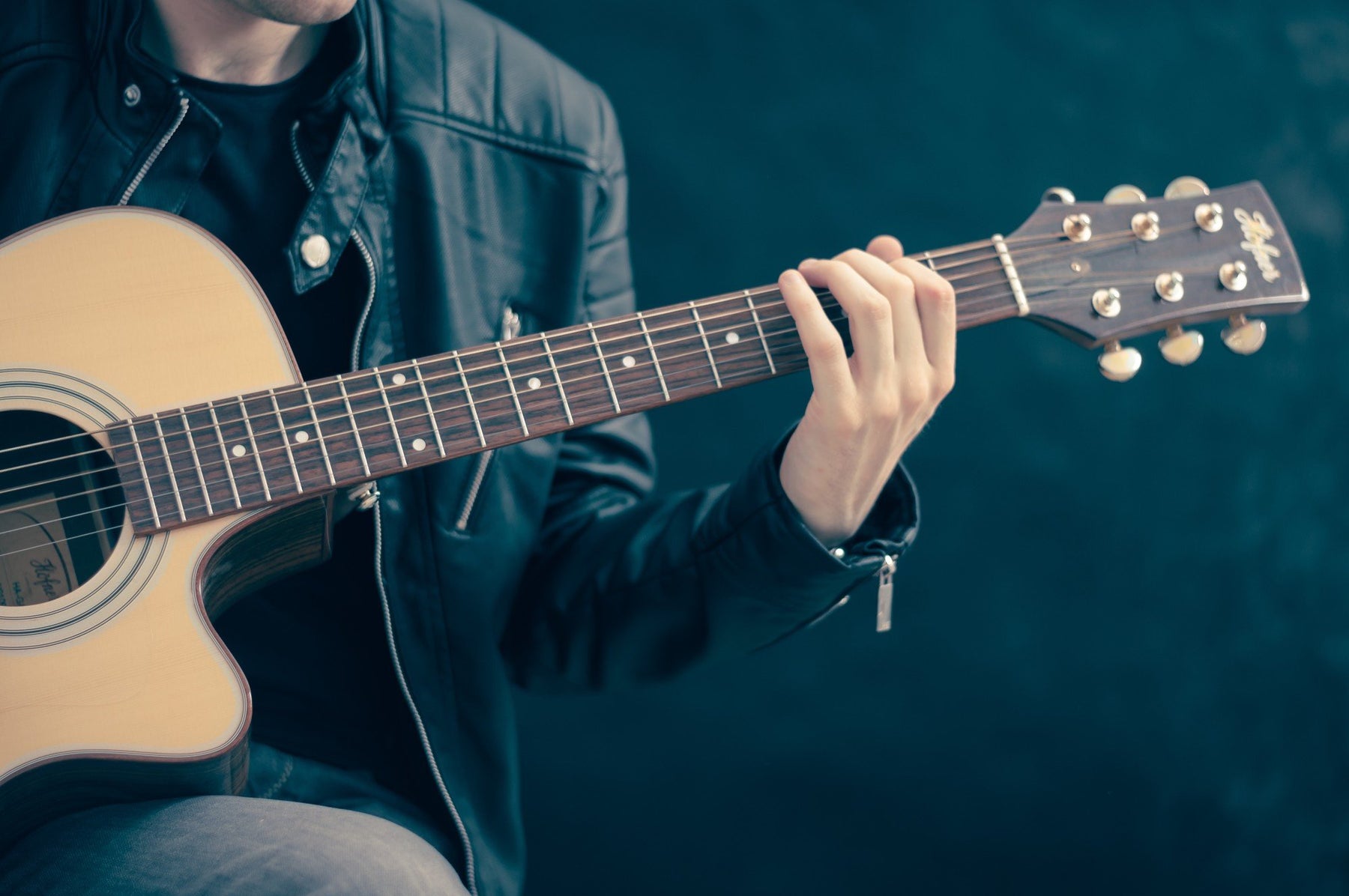 Beginner Guitar Guide: How to Choose Your First Guitar
